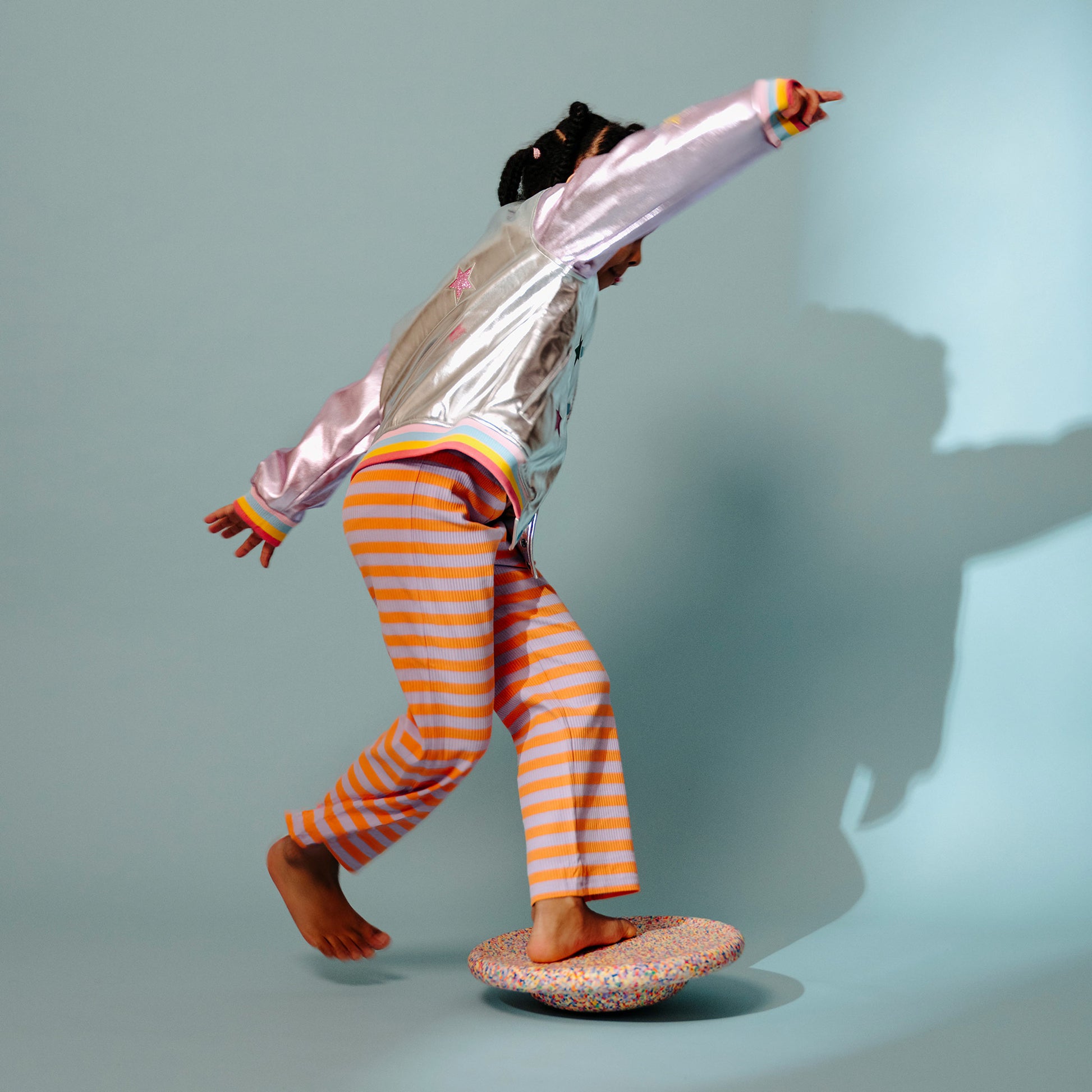 Little girl balancing on the Stapelstein Wobble Board - Super Confetti